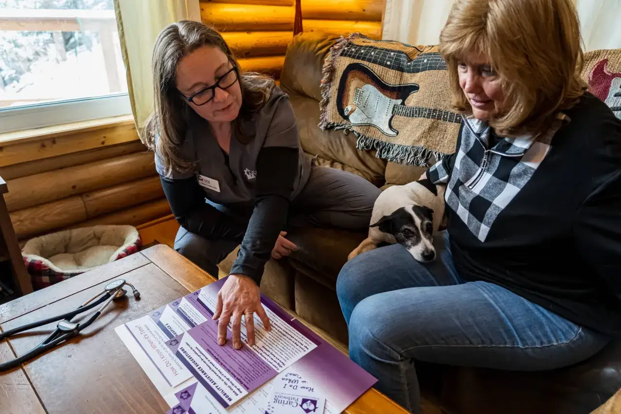 Veterinaria spiega a una donna le opzioni per la mielopatia degenerativa del cane, inclusa l'eutanasia.
